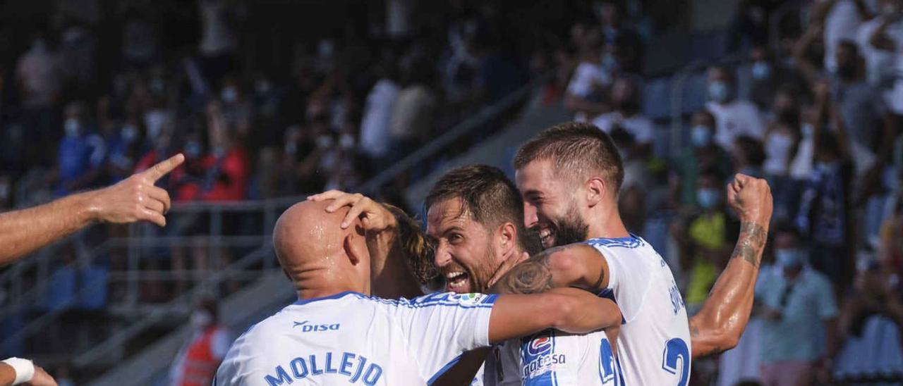 Los jugadores blanquiazules celebran un tanto a la Ponferradina en el Heliodoro. | | CARSTEN W. LAURITSEN