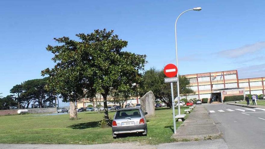 El solar donde se levantará el futuro Juzgado de Luarca, cerca del Instituto (que aparece al fondo).