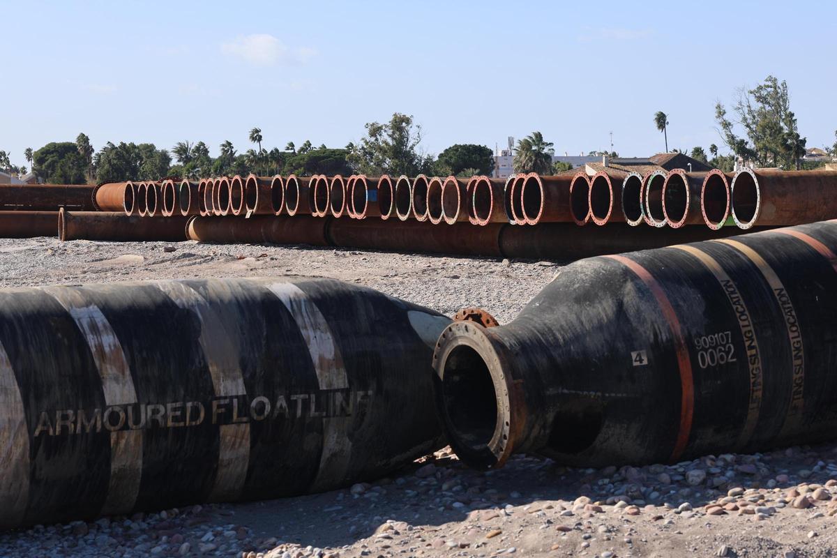 Tubos acumulados en la playa de Corinto.