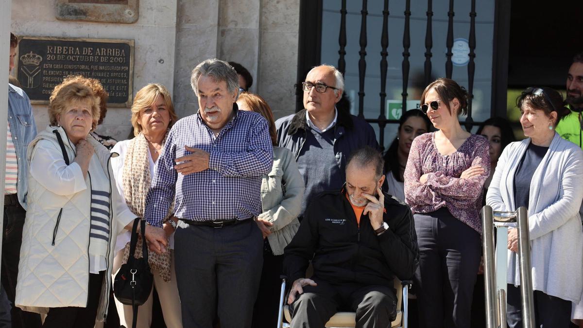 El hermano de la víctima, Joaquín Muñiz, junto al alcalde de Ribera de Arriba, Tomás Fernández, tras el minuto de silencio.