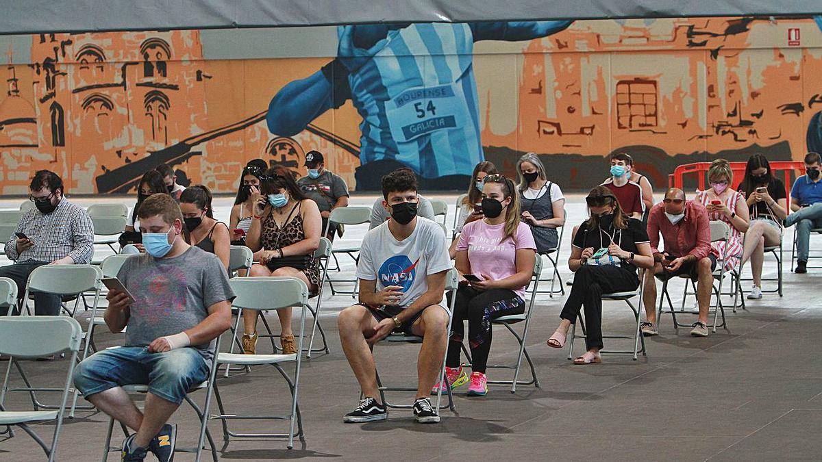 Los jóvenes esperaron el resultado del test de antígenos en la zona central del pabellón. |   // IÑAKI OSORIO