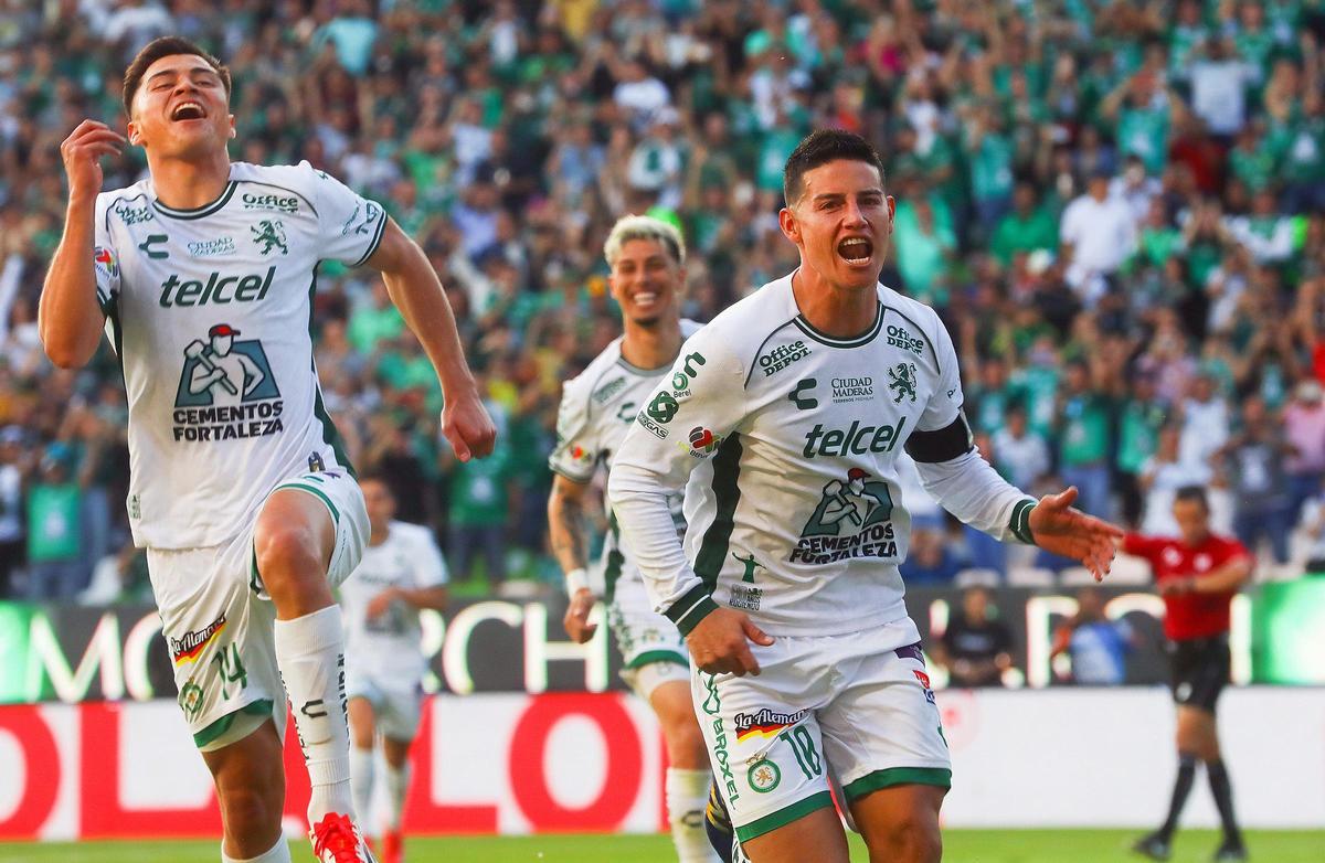James Rodríguez celebra un gol con el León mexicano.