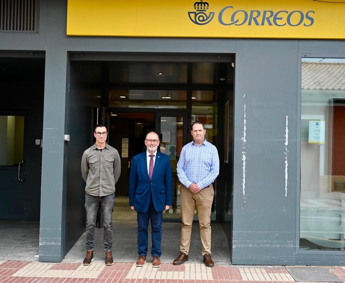 El alcalde de El Campello, en el centro, entre los responsables de Correos