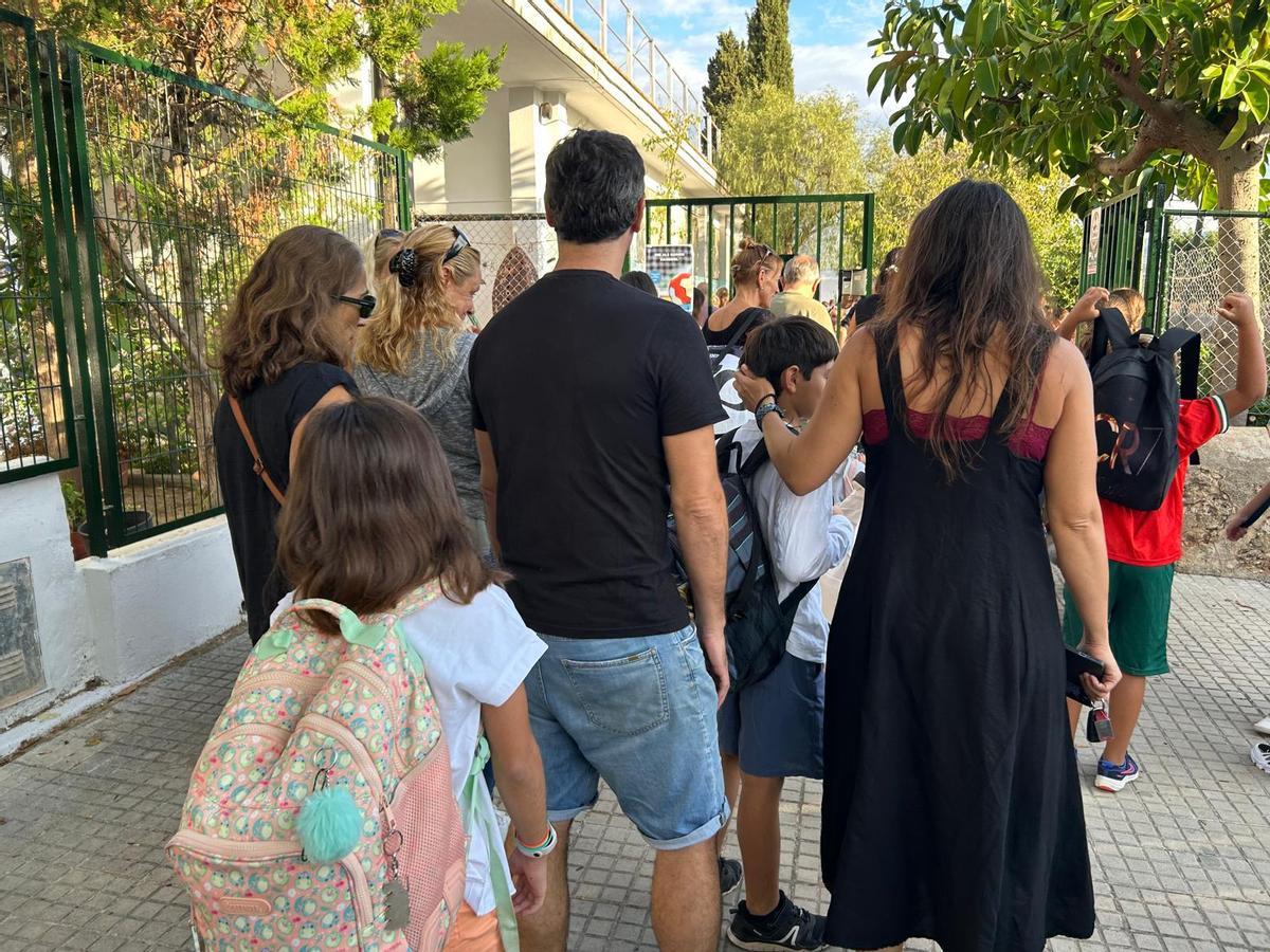 Los padres del colegio de Son Sardina, durante la protesta por el caso de Miguel Roldán
