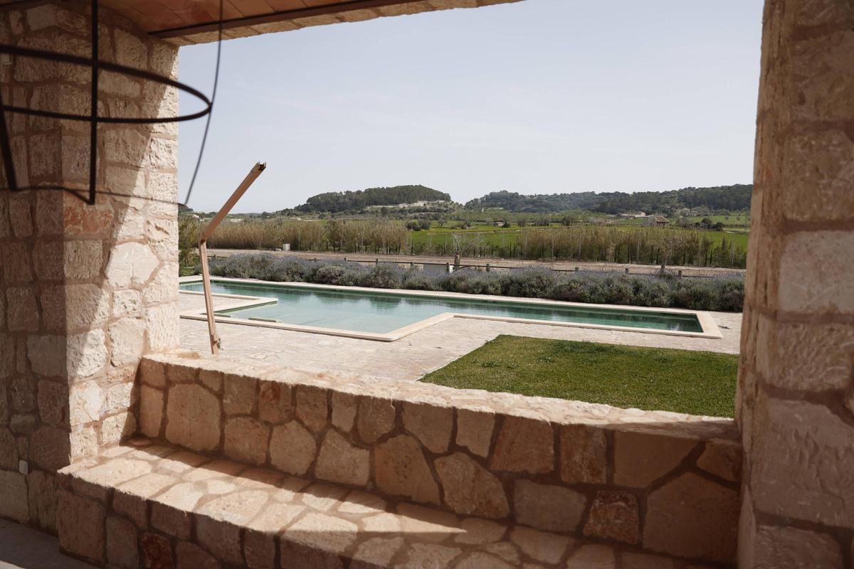 Las cuidadas instalaciones cuentan con una piscina, dos bungalows, bellas vistas y cultivos de higueras y viñas