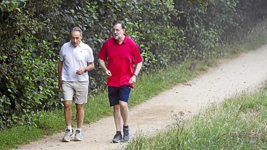 Rajoy i el marit d&#039;Ana Pastor caminant per Galícia, diumenge passat