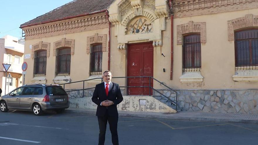 Pedro López Milán posa para LA OPINIÓN frente a la fachada del futuro Museo Minero.