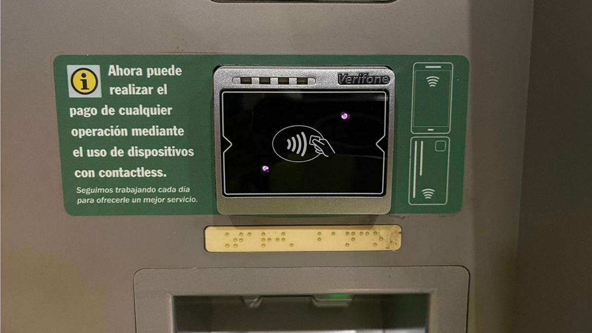 Imagen del lector contactless de una máquina de billetaje del Metro de Málaga.