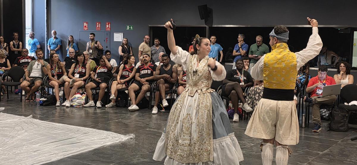 El "ball valencià" también estuvo presente en el acto