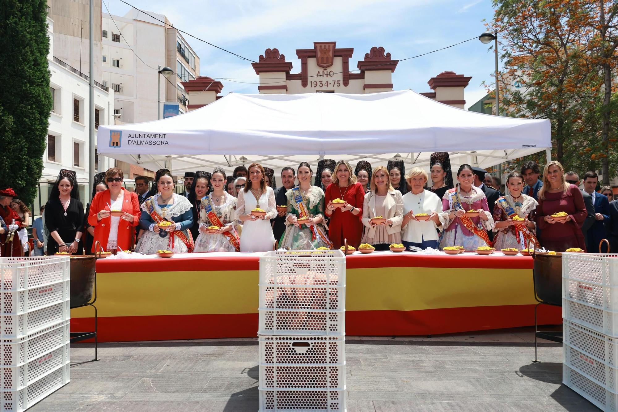 Galería del reparto de arroz de les 'calderes' en el día grande de las fiestas de Almassora