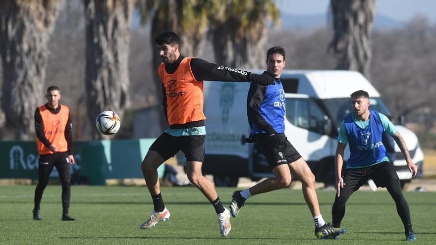 Visus controla el balón ante la presión de Arranz, este sábado, en la Ciudad Deportiva del Córdoba CF.