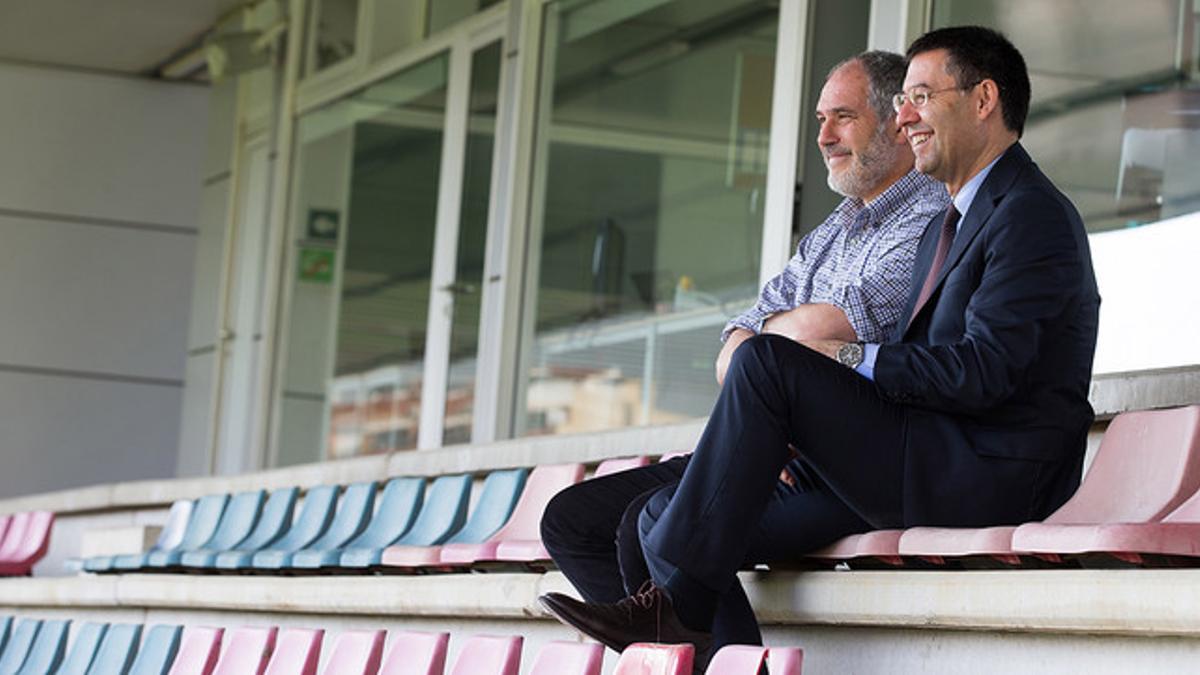 Josep Maria Bartomeu y Andoni Zubizarreta, espectadores durante un entrenamiento del Barça