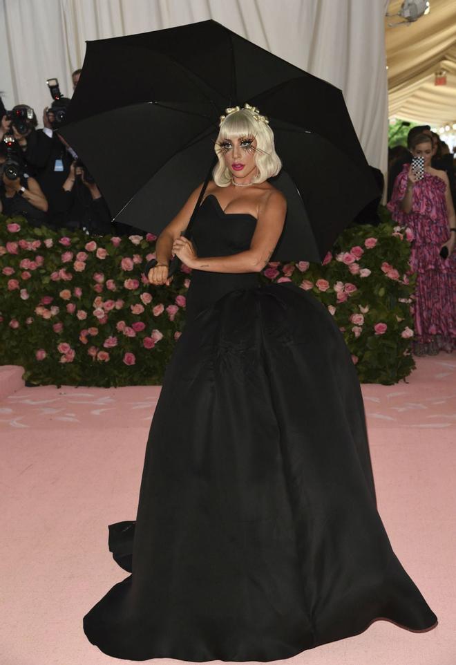 Lady Gaga con un look en negro en la Gala del MET