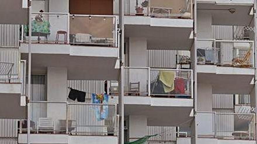 Bloque de pisos residenciales en la ciudad de Ibiza.