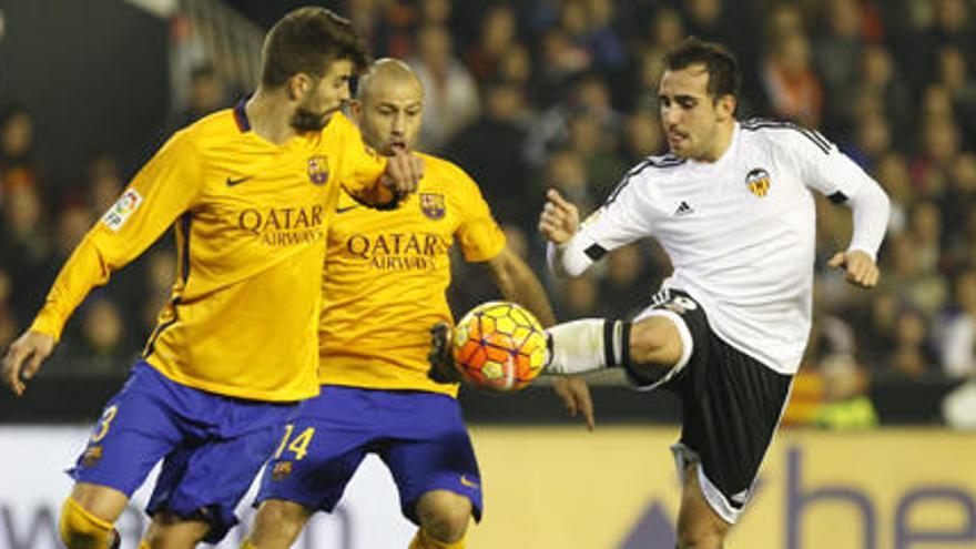 Paco Alcácer pugna por un balón con Javier Mascherano y Gerard Piqué.