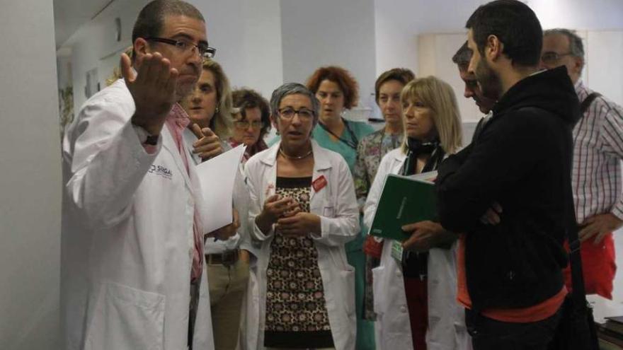 Los sindicatos de Vigo denuncian que se llamó a eventuales sin formación  |  La Junta de Personal del Chuvi forzó una reunión del Comité de Seguridad y Salud Laboral con la Gerencia y responsables de Medicina Preventiva. CIG, CC OO, UGT, Satse y Sagap exigieron explicaciones por el &quot;mal estado&quot; de la unidad de ébola del Meixoeiro porque aseguran que &quot;si el caso surgiese en Vigo, se hubiera tardado horas en poder ingresarlo por la falta de material y equipamiento&quot;. Araceli Loureiro, de CC OO, afirmó además tener noticias de que se había llamado &quot;para integrarse en el equipo a dos eventuales sin formación&quot;, tildando de &quot;escandalosa&quot; esta posibilidad. En la imagen, los representantes de los trabajadores con el gerente, Félix Rubial.