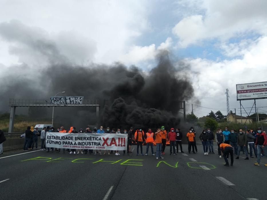 La policía ha tenido que cortar el tráfico. Los empleados exigen implicación a las administraciones para hacer cumplir lo acordado con la venta de Alcoa a Parter y el nuevo traspaso al grupo Riesgo.