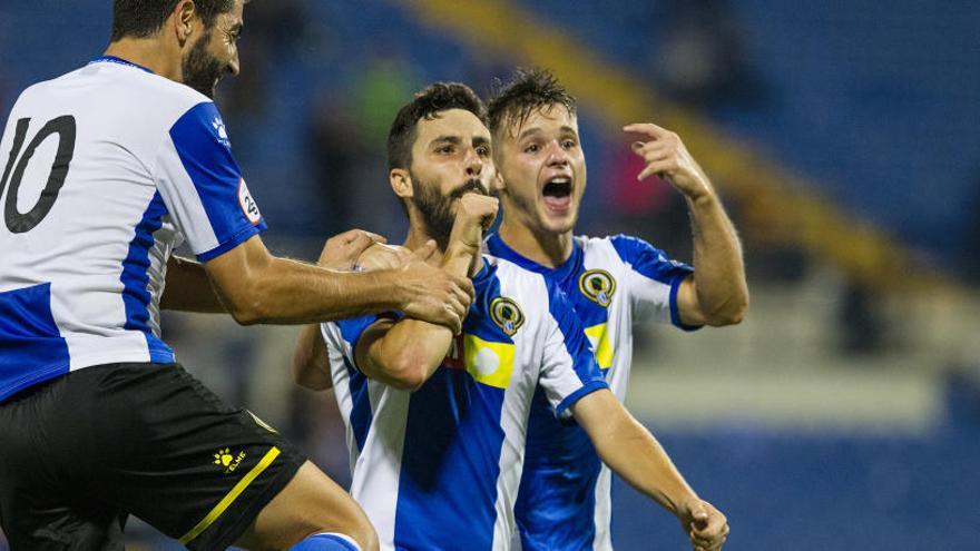 Carlos Martínez y Nani felicitan a Diego Benito por su decisivo gol ante el Badalona