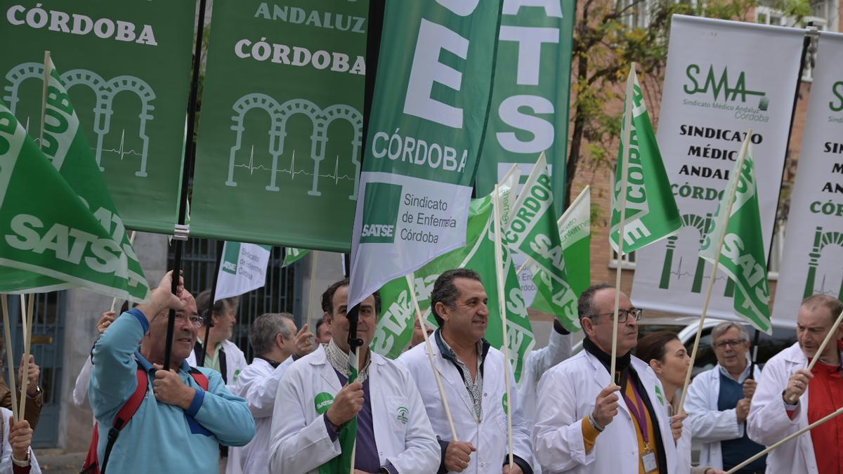 Enfermeros, fisios y otros sanitarios en una manifestación en Córdoba, la semana pasada.