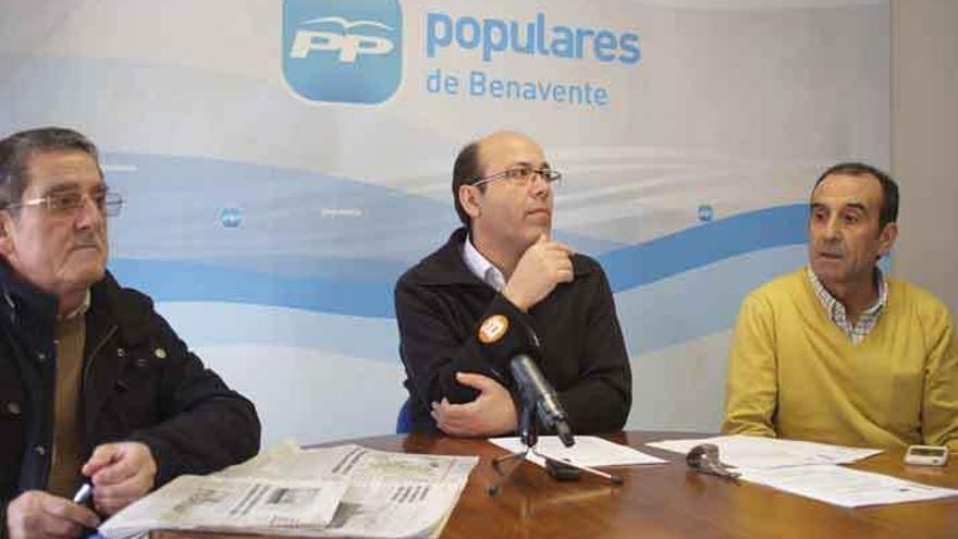 Julián Vaquero, alcalde de Fuentes de Ropel, y los concejales José Manuel Salvador y Miguel Ángel Nuevo.