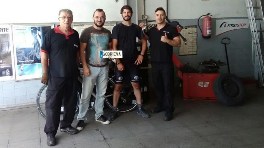 Brieva con Víctor Giménez y los empleados de Neumáticos Santa