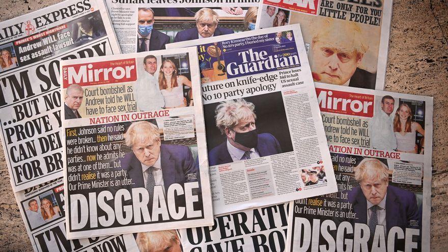 Portadas de los principales periódicos británicos el 13 de enero de 2022, el día después de que Boris Johnson reconociera que acudió a una &quot;reunión&quot; durante la pandemia.