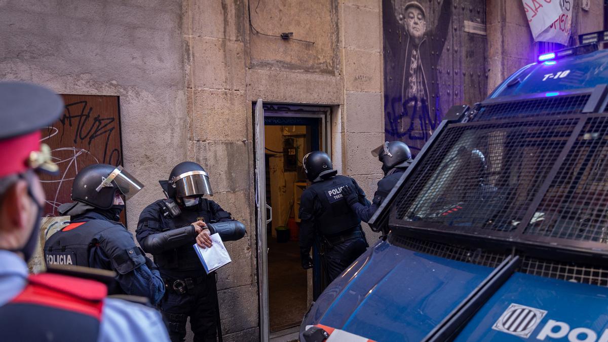 Mossos d'Esquadra ejecutando un deshaucio en la calle Riereta en Barcelona
