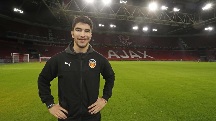 Carlos Soler posa en su visita con el Valencia al Johan Cruyff Arena.