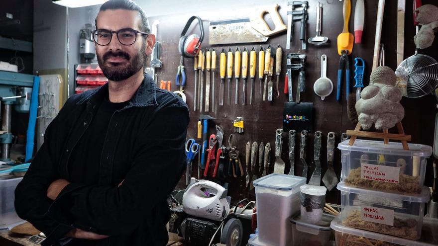 El escultor Carlos Morán en su taller en Santa Cruz de Tenerife.