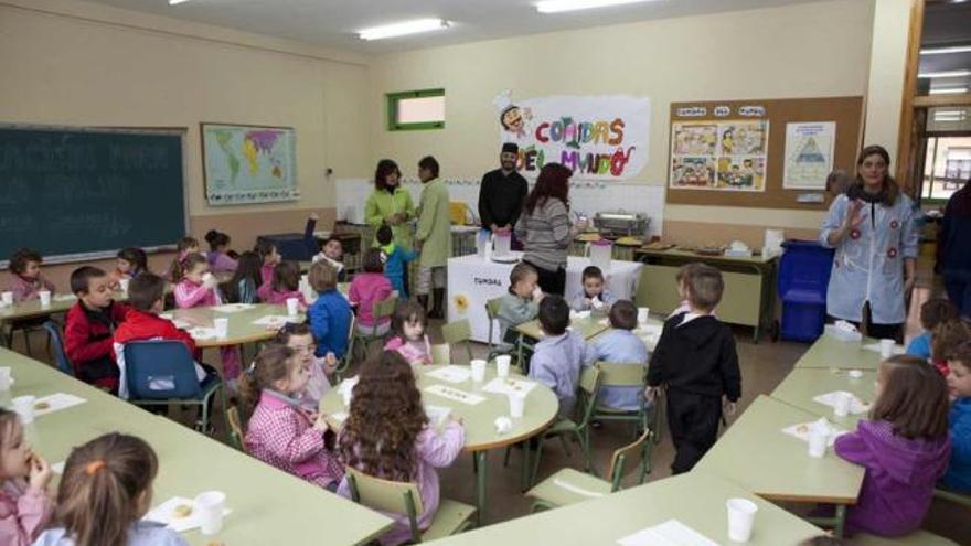 Los niños del Colegio El Coto, de El Entrego, participan en un taller de cocinas del mundo