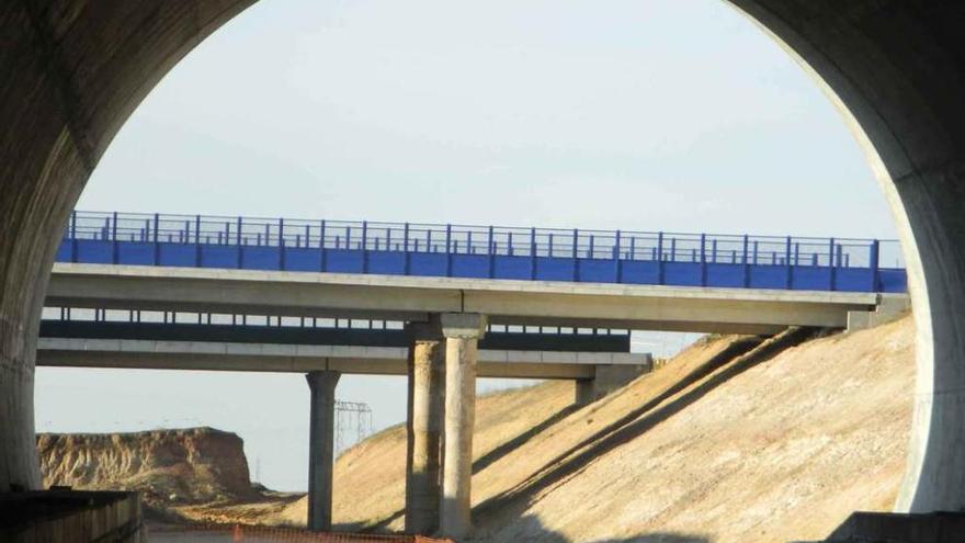 Puentes de la Ronda Norte de Zamora sobre la traza del AVE, justo a la salida del falso túnel.