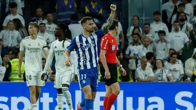 Toni Martínez dio el gol del honor al Alavés sobre la bocina