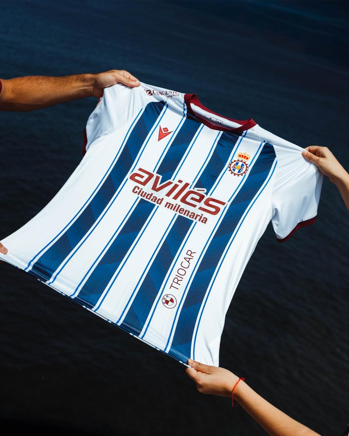 El Avilés estrena su nueva camiseta blanquiazul de la mano de Macron El Avilés estrena su nueva camiseta blanquiazul de la mano de Macron