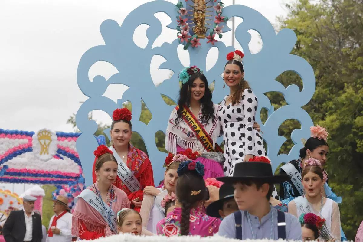 Una de las carrozas de la romería de Linares, este domingo, por las calles de Córdoba.