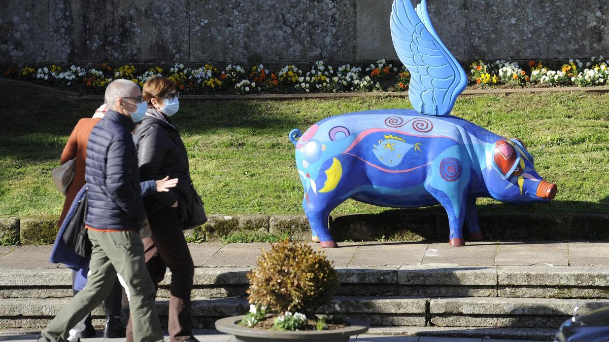 Uno de los cerdos de la Lalín Pork Art, en una calle del casco urbano.