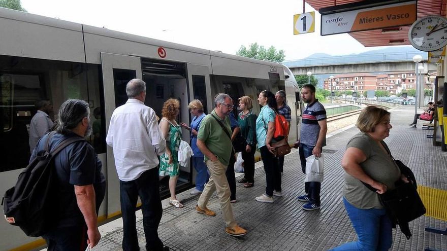 Usuarios en la estación de Feve de Mieres, durante el pasado verano.