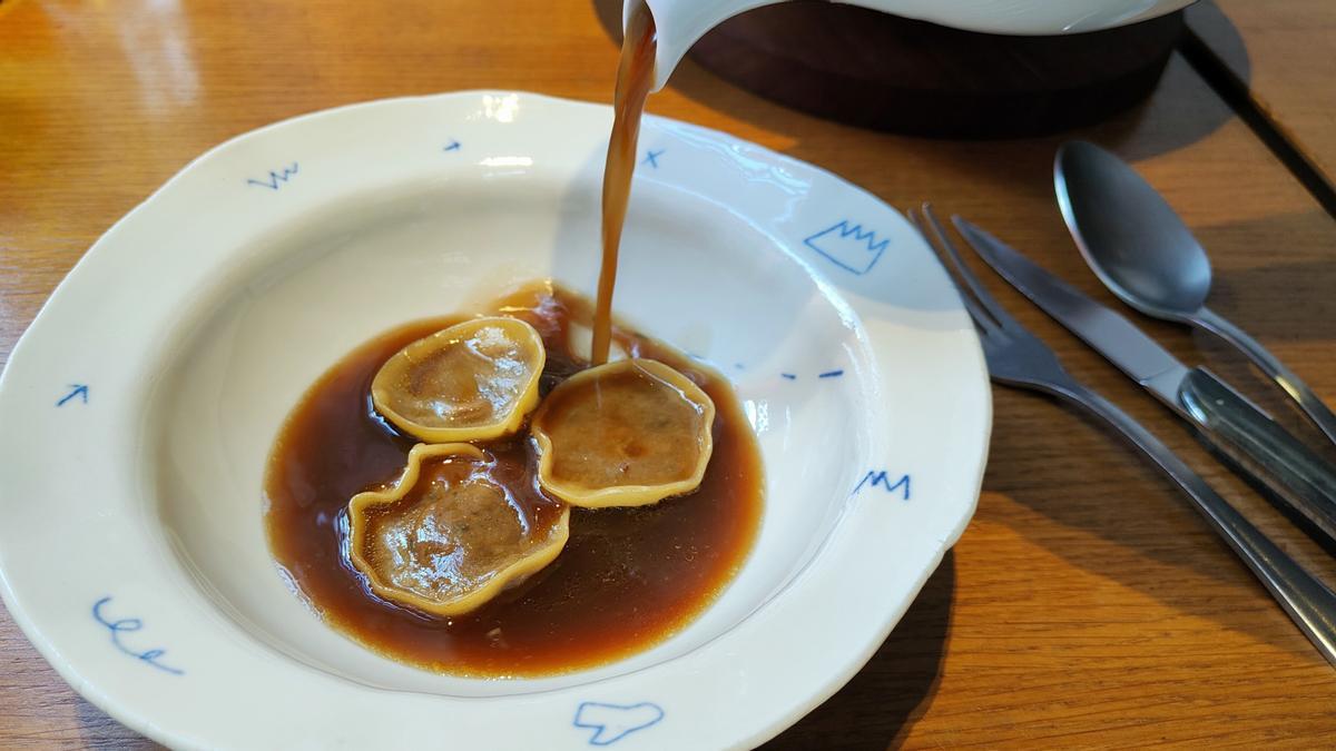 El caldo de caza con raviolis de faisana.