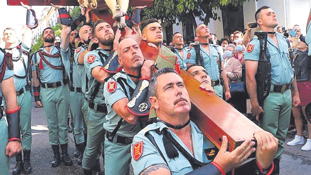 Los legionarios acompañan al Señor de la Caridad en el vía crucis de 2023.