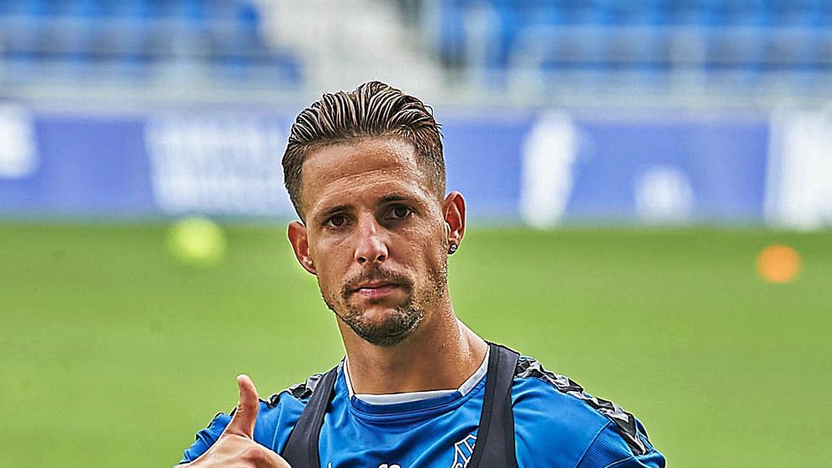 Fran Sol, en una pausa del entrenamiento que realizó el CD Tenerife ayer por la mañana en el Heliodoro. | | CD TENERIFE