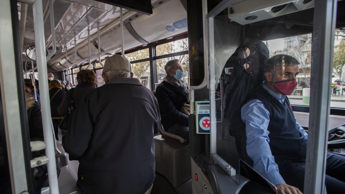 Unos pasajeros acceden a un bus de la EMT.