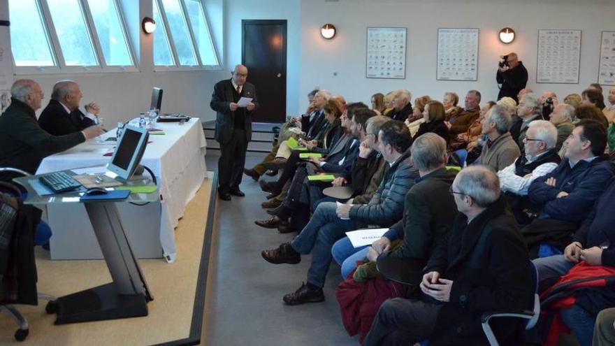 En la mesa, Etelvino González y José Antonio Olivar, y de pie, José Antonio Fidalgo dirigiéndose al público.