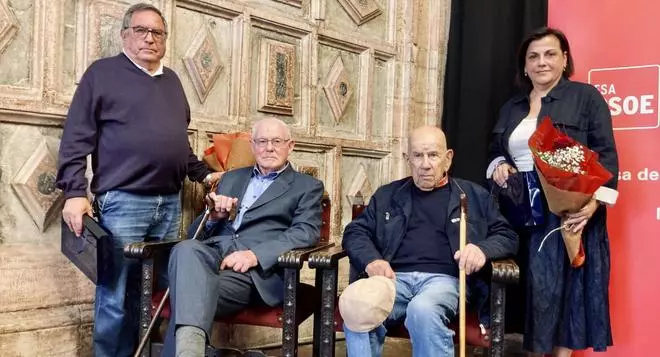 VÍDEO: así fue el homenaje del PSOE de Grado a Manuel Fernández y Victoriano Villar, sus afiliados más veteranos