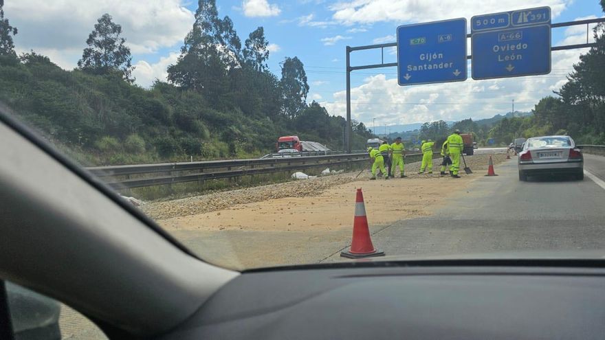 Un camión pierde la carga en la "Y" y provoca importantes retenciones