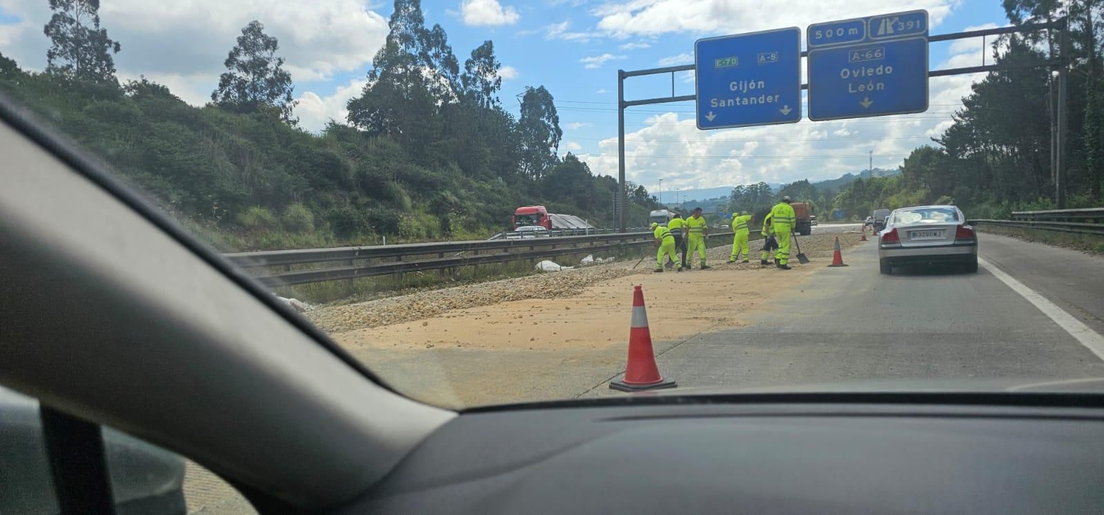 Un camión pierde la carga en la "Y" y provoca importantes retenciones