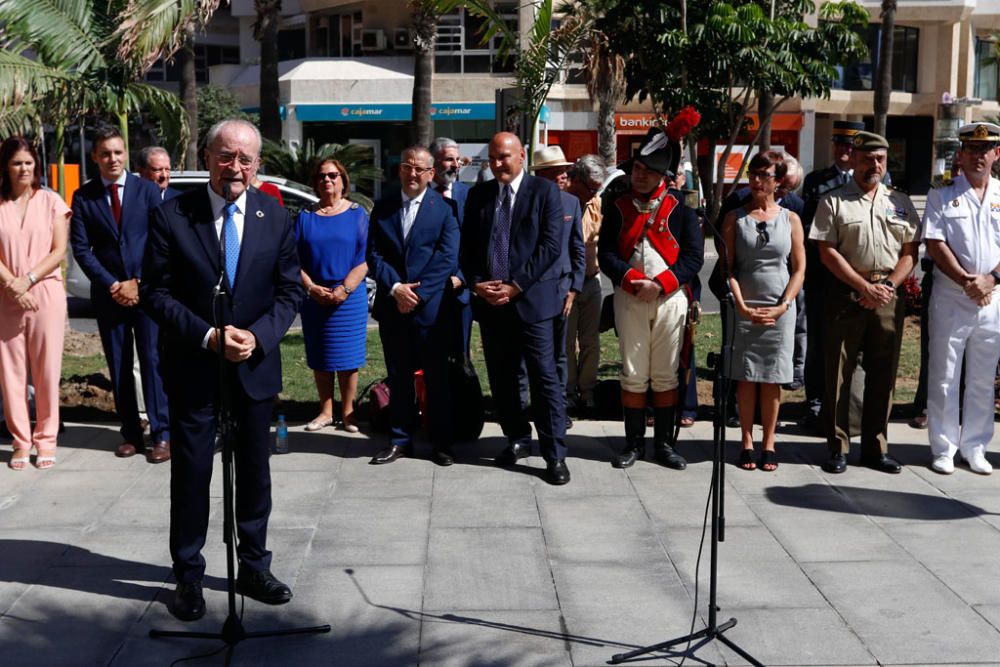 La Asociación Histórico-Cultural Teodoro Reding cumplió este viernes su sueño de que Málaga cuente por fin con una estatua en homenaje al general suizo y gobernador de la ciudad a quien los malagueños dedicaron el Paseo de Reding. La estatua se ha ubicado en la recientemente reformada plaza de la Malagueta.