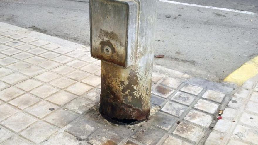 Ilicitanos denuncia la corrosión de farolas en Elche