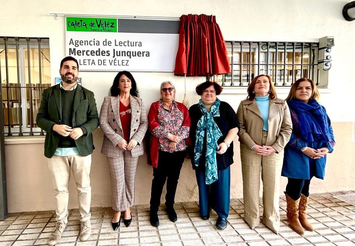Entrada a la Biblioteca Mercedes Junquera de Caleta de Vélez.