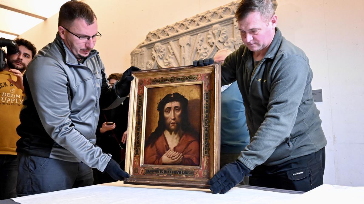 Uno de los cuadros del díptico en la entrega a las autoridades polacas celebrada en el Museo de Pontevedra.