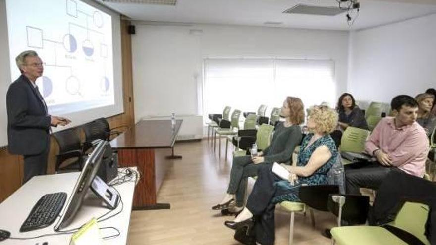 Natasha Hall (i) y la doctora Moretones escuchan en primera fila al especialista James Mackay.