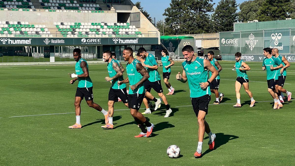 Vídeo | Entrenamiento del Betis previo al partido en Bulgaria contra el Ludogorets